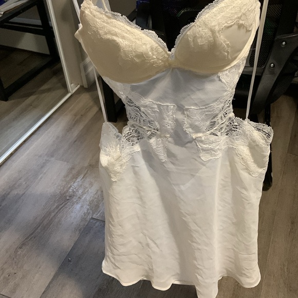 Ivory lace cut out design baby doll underwired with padded cups size 4 - Picture 5 of 8
